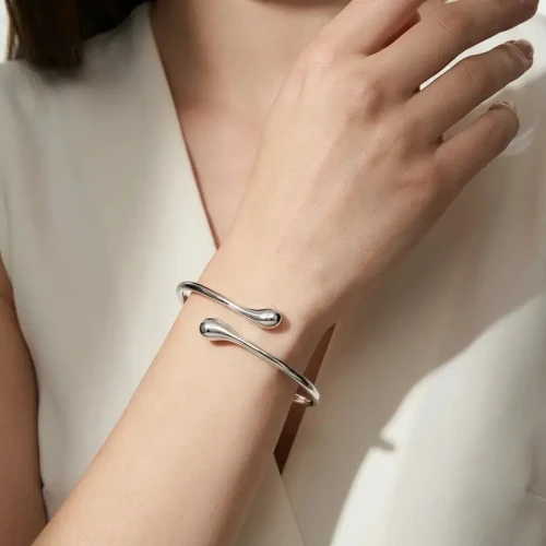 Bransoletka Minimalistyczna Posrebrzana Stal Szlachetna Regulowana Sztywna Nowoczesny Design.webp