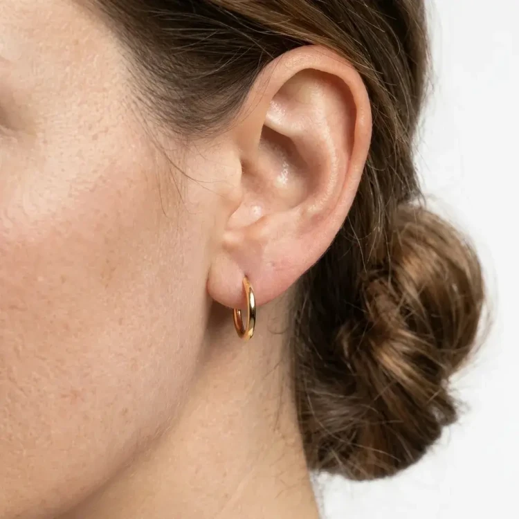 Złote kolczyki koła 15 mm próby 585 – elegancka biżuteria damska