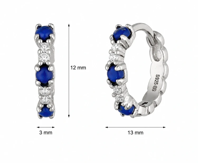 Srebrne kolczyki kółka huggie 925 z szafirowymi kamieniami i cyrkoniami z podanymi wymiarami: 12 mm x 13 mm x 3 mm.webp